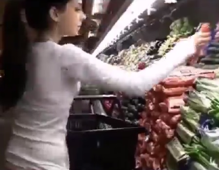 Safada enfiando verduras do mercado no CU