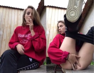 Garota exibe a buceta e se masturbando em público